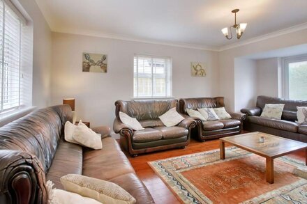 INGLESIDE, family friendly, character holiday cottage in Adsett