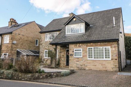 LOWER LANE HOUSE, pet friendly, with open fire in Chinley