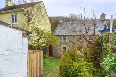 COURT HOUSE, pet friendly, character holiday cottage in Solva