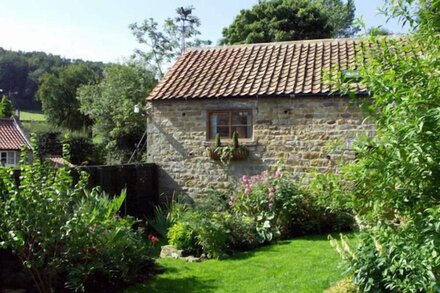 THE HAYLOFT, luxury holiday cottage, with open fire in Lastingham