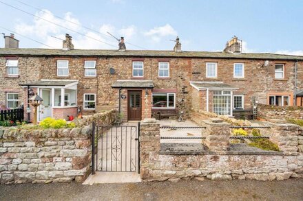 CROSS FELL VIEW, family friendly, character holiday cottage in Knock