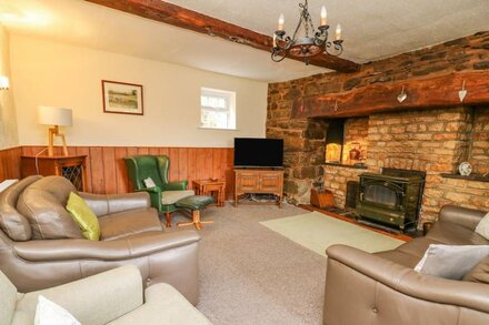 TANYRALLT FARM, pet friendly, with a garden in Llanafan Fawr