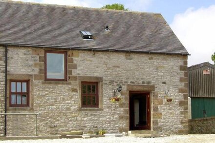 NUFFIES COTTAGE, family friendly, with a garden in Winster