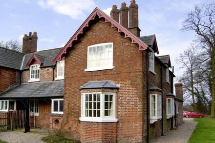 DAIRY APARTMENT 1, character holiday cottage in Tatton Park