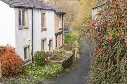 PAULS FOLD HOLIDAY COTTAGE, pet friendly, with open fire in Ingleton