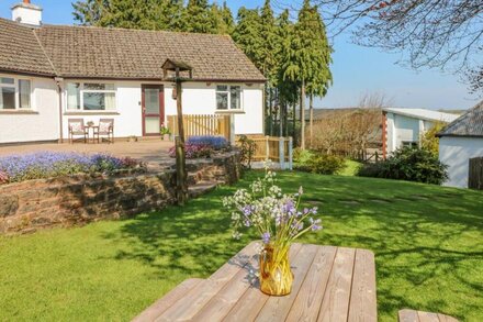 STAGSHOLT LODGE, romantic, with a garden in Washfield