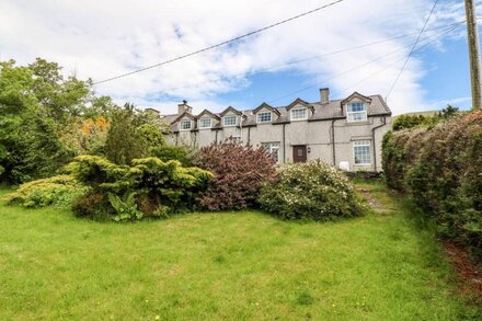 GLAN Y GORS, pet friendly, character holiday cottage in Llanberis