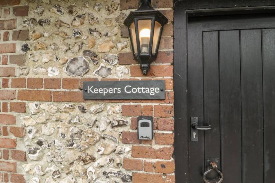 KEEPERS COTTAGE, pet friendly in Winterborne Stickland