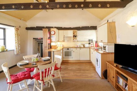 PILLHEAD CIDER HOUSE, pet friendly, with pool in Bideford