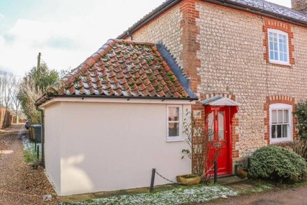 28 OXBOROUGH, family friendly, character holiday cottage in Oxborough