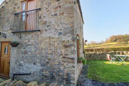 DROVER'S COTTAGE, pet friendly, with a garden in Wolsingham