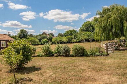 NORBANK COTTAGE, romantic, character holiday cottage in Bressingham