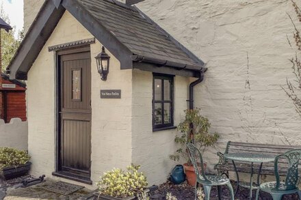 YR HEN FELIN, pet friendly, character holiday cottage in Carrog