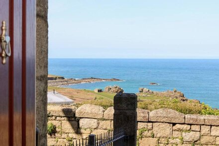 PORTHMEOR BEACH HOUSE, family friendly, with a garden in St Ives