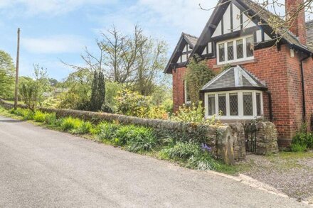 GUN END COTTAGE, family friendly, with open fire in Swythamley