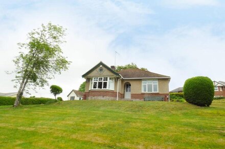 GOODREST, character holiday cottage, with a garden in Verwood