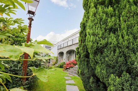 THE ORANGERY, family friendly, country holiday cottage in Tenby