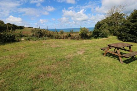 MORFA ISAF COTTAGE, pet friendly, with a garden in Llangrannog