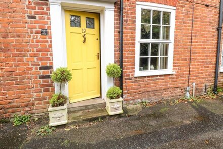 VALENTINE COTTAGE, pet friendly, country holiday cottage in Aylsham