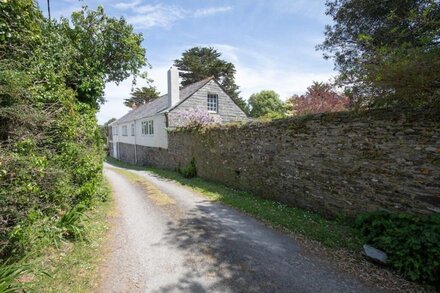 Holiday Cottage, sleeps 7 next to creek leading to River Camel, nr Padstow