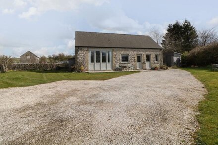 SHORTNER CROFT, character holiday cottage, with a garden in Biggin