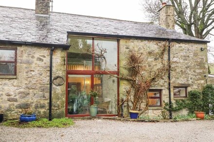 HAWORTH BARN, pet friendly, character holiday cottage in Stainforth