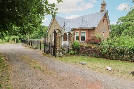 NORTH LODGE, pet friendly, country holiday cottage in Annan