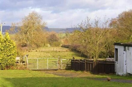 CROFT GRANARY, family friendly, with a garden in Stillington