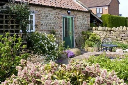 THE SUN HOUSE, luxury holiday cottage, with a garden in Ferrensby