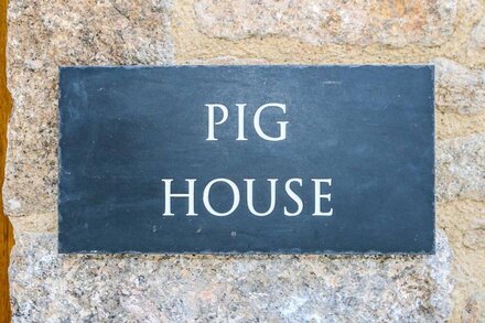 PIG HOUSE, BOSKENSOE BARNS, pet friendly in Mawnan Smith