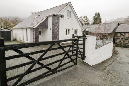 TY COCH, pet friendly, with a garden in Llanberis