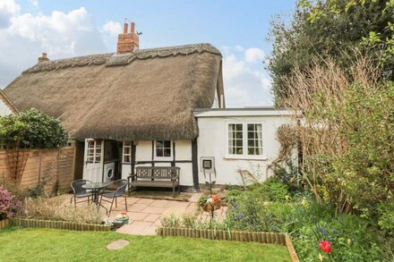 APPLE TREE COTTAGE, character holiday cottage in Harvington