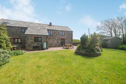 PENBARDEN BARN, family friendly, with open fire in Crackington Haven