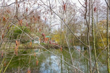 THE LAKESIDE YURT, pet friendly, with hot tub in Beckford