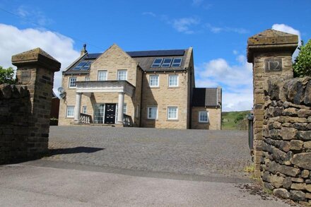 HARTCLIFFE VIEW, pet friendly, with a garden in Millhouse Green