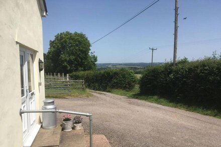 THE OLD DAIRY HOLIDAY COTTAGE, romantic, with a garden in Oakford