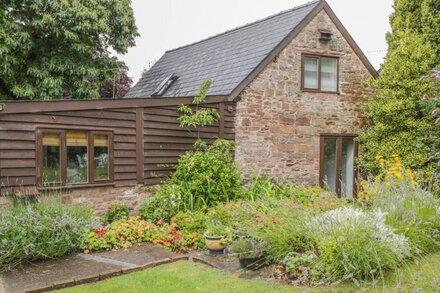 PEMBRIDGE COTTAGE, pet friendly, with a garden in Welsh Newton