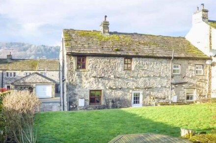 ROWAN COTTAGE, pet friendly, with open fire in Buckden