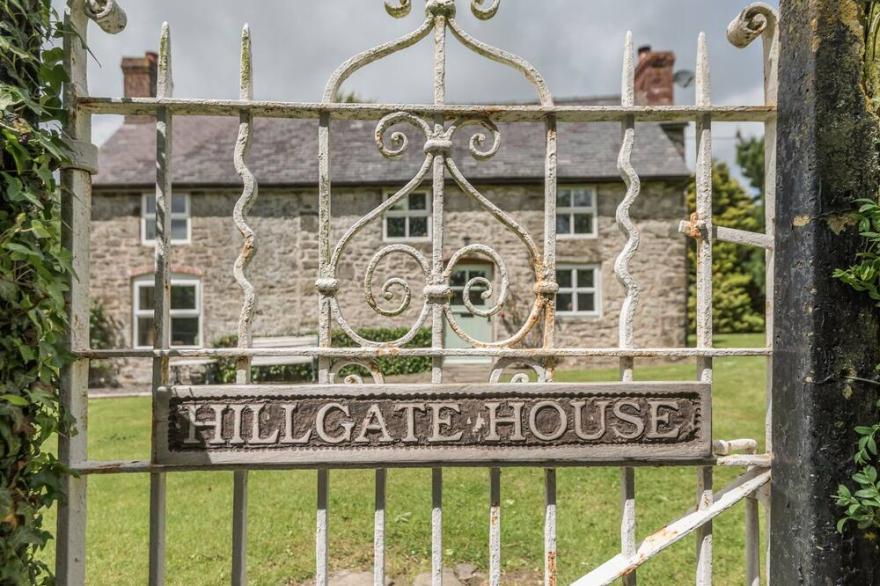 HILLGATE HOUSE, pet friendly, character holiday cottage in Hemford