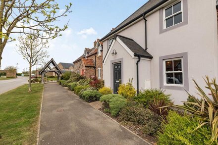 MARIS COTTAGE, pet friendly, with pool in Filey