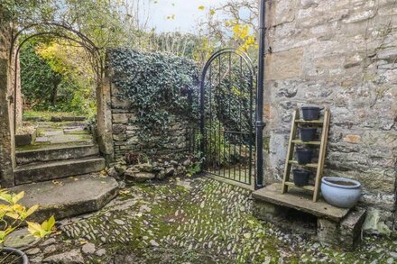 COSY COTTAGE, pet friendly in Kirkby Lonsdale