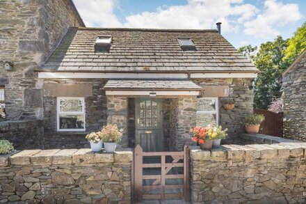 THIMBLE COTTAGE, luxury holiday cottage, with open fire in Pennington