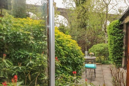 DOE FOOT COTTAGE, with a garden in Ingleton