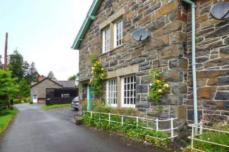 3 GLANRAFON, family friendly, character holiday cottage in Llanwddyn