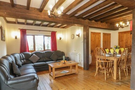 ASH LODGE, pet friendly, luxury holiday cottage in Washford