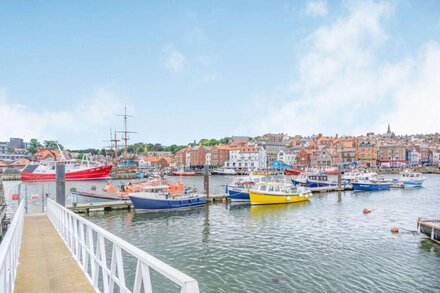 WHAT A VIEW AT QUAYSIDE APARTMENT, romantic in Whitby