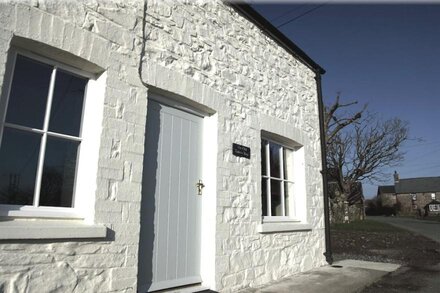 Charming cottage in peaceful hamlet near St Davids & Solva