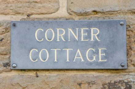 CORNER COTTAGE, pet friendly in Tideswell