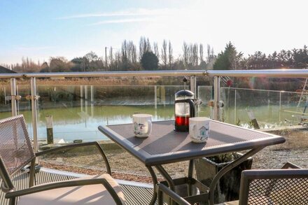 17 THE BOATHOUSE, character holiday cottage, with a garden in Rye