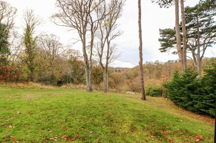 VIOLET LODGE, pet friendly, with a garden in Saltburn-By-The-Sea